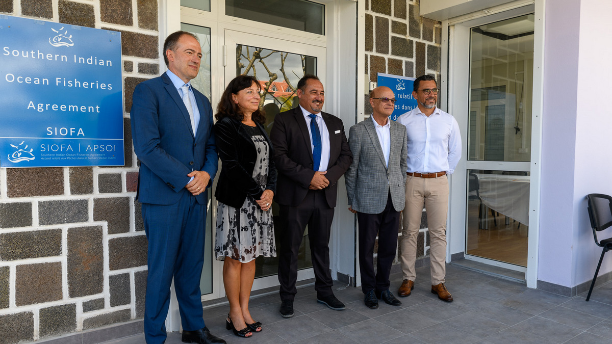 M. Eric Banel, Directeur Général des Affaires Maritimes de la Pêche et de l'Aquaculture, Mme Charlina Vitcheva, Directrice Générale des Affaires Maritimes et de la Pêche de l'Union Européenne,M. Thierry Clot, Secrétaire Exécutif de l'Accord relatif aux Pêches dans le Sud de l'Océan Indien M. Wilfrid Bertile, Conseiller Régional, et M. Olivier Hoarau, Maire de la ville du Port.